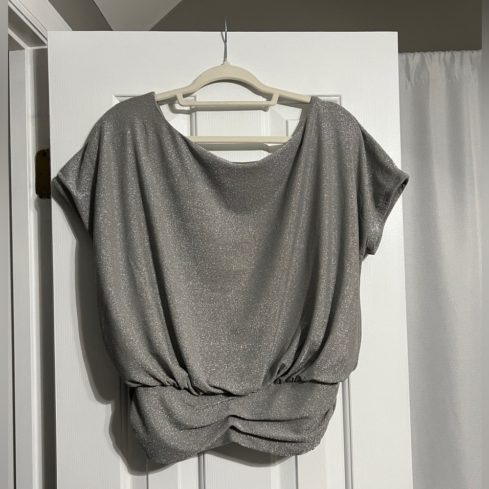 Metallic Short Sleeve Ruched Banded Bottom Tee - Picture 5 of 5
